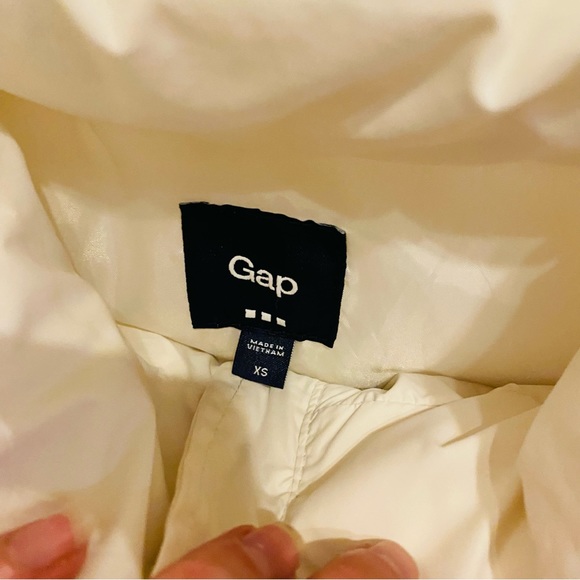 ⭐️ GAP Cream Zipper & Snap Puffer Vest - Picture 5 of 7